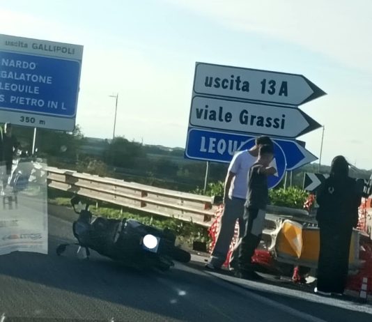 Paura per un incidente tra scooter in tangenziale e due giovani restano feriti