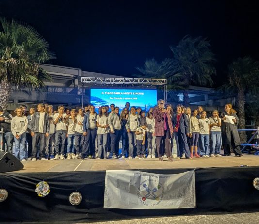 San Cataldo, si lavora per i mercatini di Natale: sono i ragazzi del progetto “Il mare parla molte lingue”