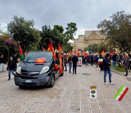 Lecce, il corteo attraversa il centro: sciopero contro carovita e riarmo. Lavoratori e studenti uniti nella protesta