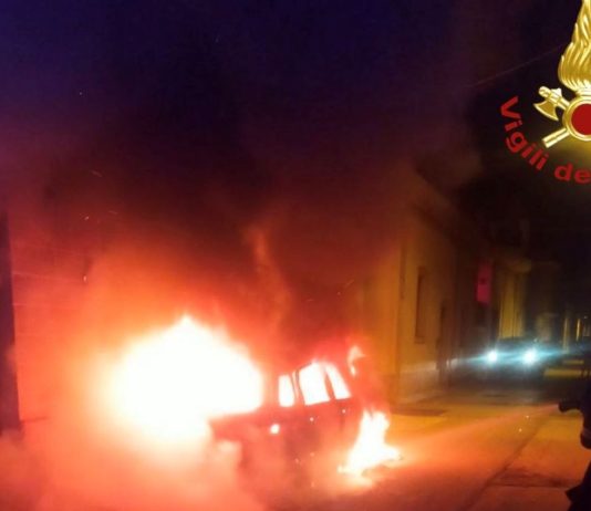 Auto in fiamme nella notte e danni ad un edificio, sull’origine indagano i carabinieri