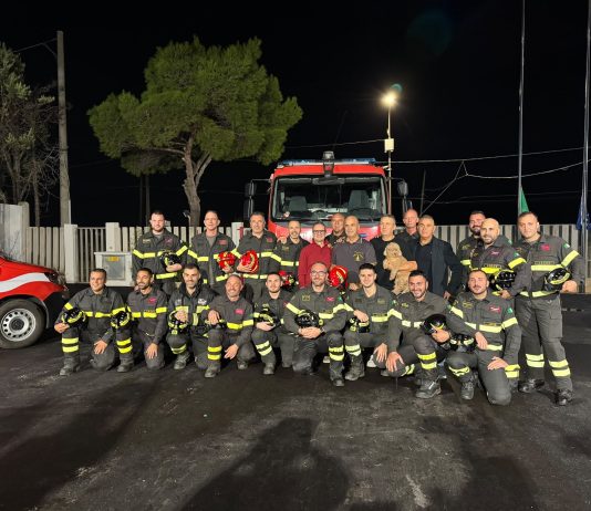 Sirene spiegate e abbraccio dei colleghi a Ugento per l’ultimo turno di Stefano Potenza: in pensione dopo 23 anni di servizio