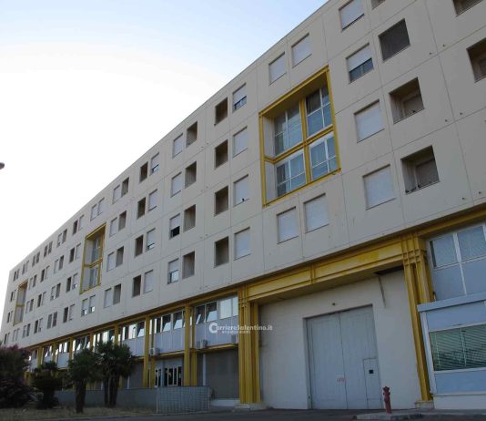 Telefonini in carcere per contattare moglie, conviventi, figlia e genitori: otto indagati