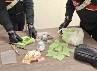 Droga nel borsello e in casa, un 18enne finisce agli arresti domiciliari