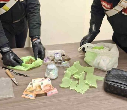 Droga nel borsello e in casa, un 18enne finisce agli arresti domiciliari