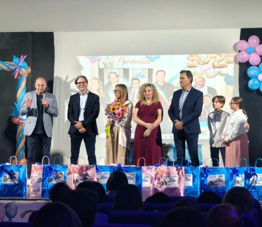 Carmiano accoglie 32 nuovi nati: il Comune consegna “Kit Nascita” alle famiglie