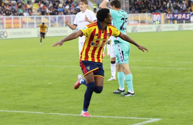 Una prodezza di Orsolini sblocca il match, il Lecce la riacciuffa d’orgoglio ma non basta: contro il Bologna finisce 1 a 2 - Corriere Salentino