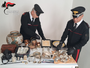 A bordo di un’auto rubata con un carico di argenteria, per un 39enne e un 20enne scatta la denuncia - Corriere Salentino
