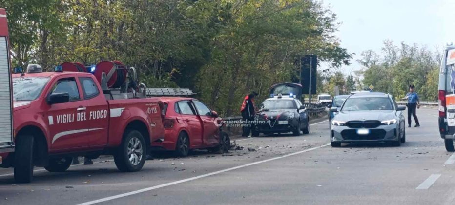 Scontro tra tre auto sulla statale 274 all'altezza di Taviano: tre feriti e traffico in tilt - Corriere Salentino