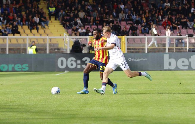 Una prodezza di Orsolini sblocca il match, il Lecce la riacciuffa d’orgoglio ma non basta: contro il Bologna finisce 1 a 2 - Corriere Salentino