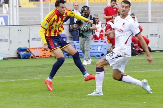 Una prodezza di Orsolini sblocca il match, il Lecce la riacciuffa d’orgoglio ma non basta: contro il Bologna finisce 1 a 2 - Corriere Salentino