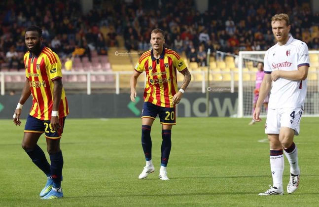 Una prodezza di Orsolini sblocca il match, il Lecce la riacciuffa d’orgoglio ma non basta: contro il Bologna finisce 1 a 2 - Corriere Salentino