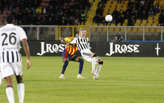 Il Lecce regala un tempo e la Juve lo punisce, ripresa arrembante ma il gol non arriva: 0 a 2 - Corriere Salentino