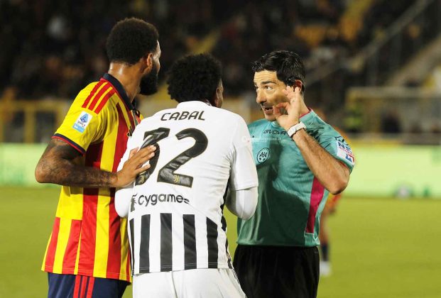 Il Lecce regala un tempo e la Juve lo punisce, ripresa arrembante ma il gol non arriva: 0 a 2 - Corriere Salentino