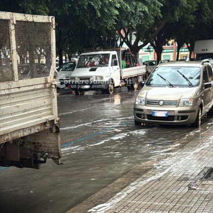 Nubifragio e folate di vento piegano il Capoluogo e i Comuni del Nord Salento: strade invase dall'acqua e disagi per le famiglie - Corriere Salentino
