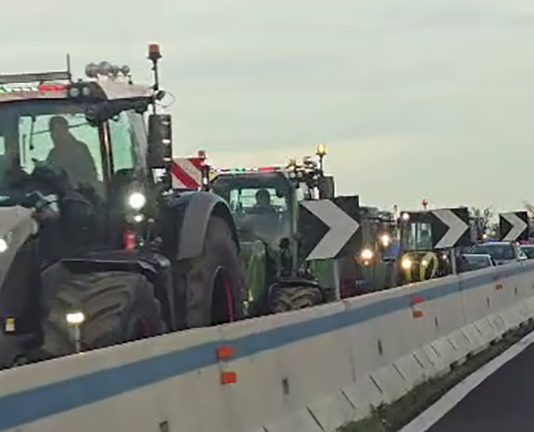 Cortei di trattori verso Maglie: agricoltori in strada, viabilità a rilento