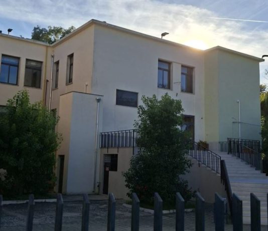 Scuola devastata nel fine settimana: sindaco dispone chiusura e sospensione delle lezioni