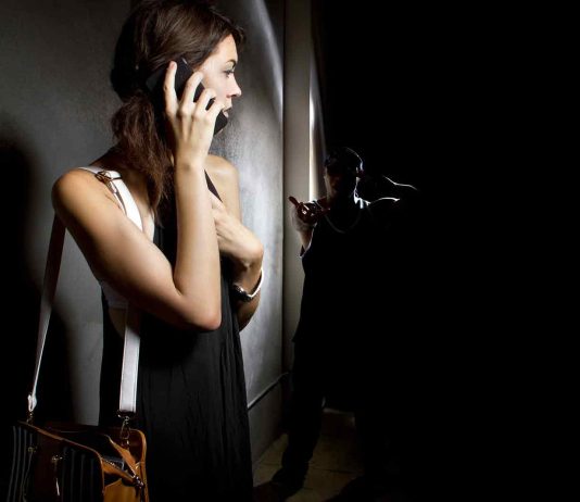 Urla e chiede aiuto, un passante interviene e la salva da una probabile violenza: arrestato 21enne