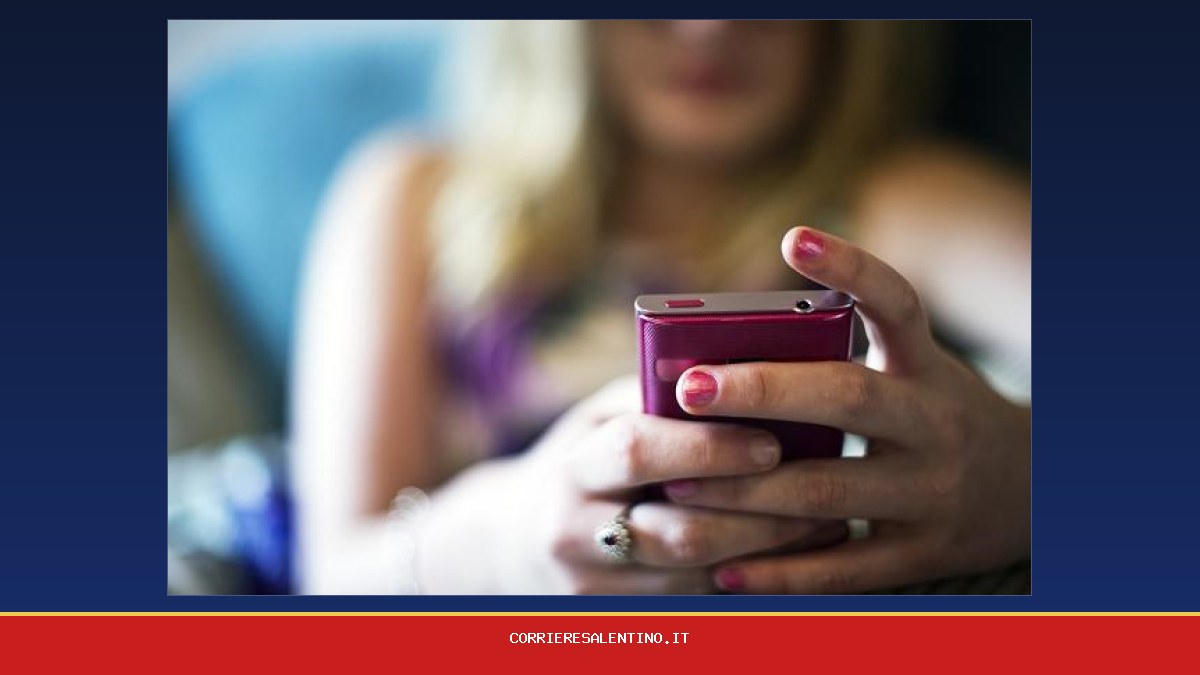 Persona con uno smartphone, immagine illustrativa pubblicata dal Corriere Salentino