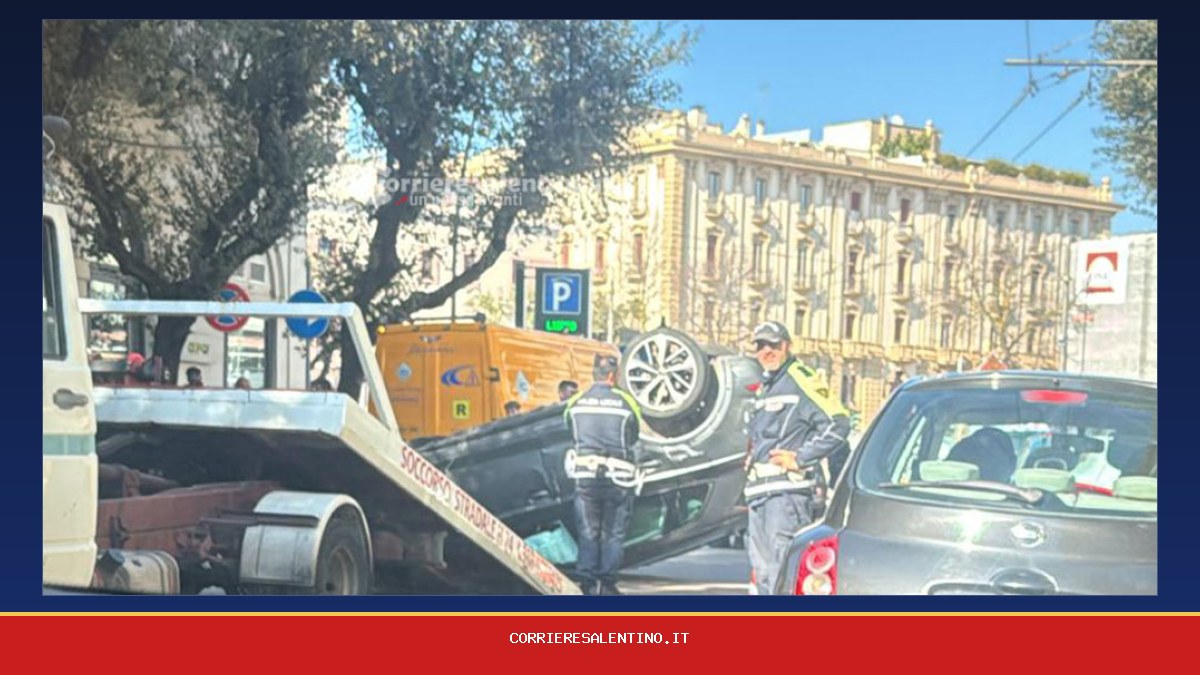 Auto si ribalta in pieno centro, traffico e code: paura anche per due ...