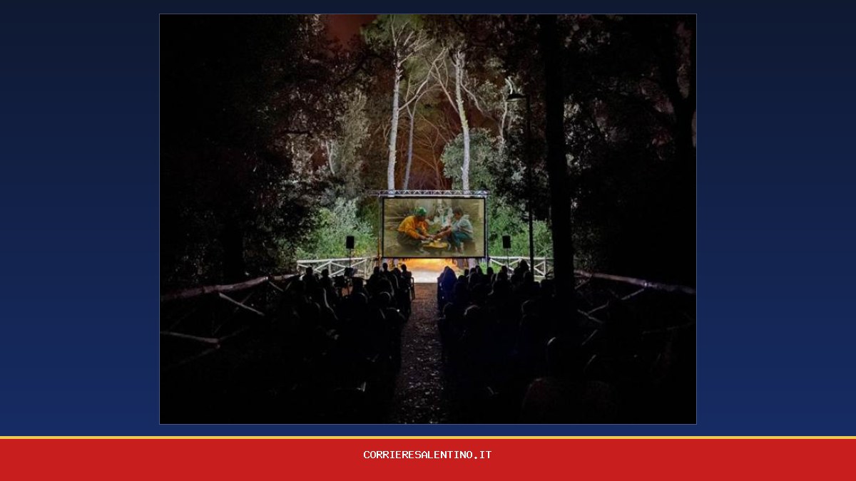 Un bosco illuminato accoglie il pubblico per una notte di cinema, arte e riflessione sull’ambiente a Tiggiano